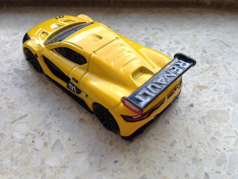 Illustration for article titled French Friday: Black and Yellow Renault